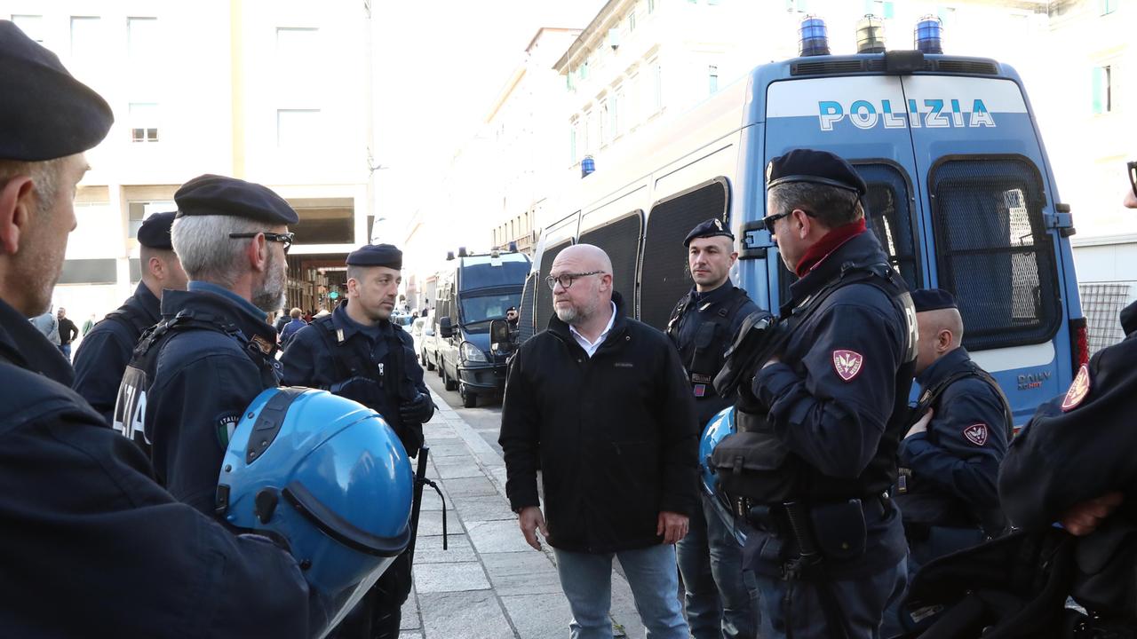 Il sindaco di Livorno Filippo Nogarin con le forze dell'ordine sotto il palazzo sgomberato (foto Repetti)