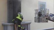 Lascia accesa la sigaretta, fiamme in un appartamento