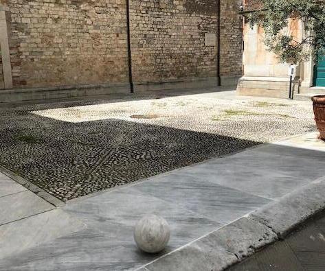 Filmati mentre rubano una sfera di marmo in piazza a Pietrasanta