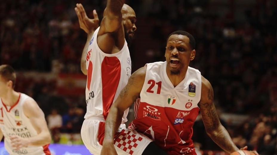 Nunnally col numero 21 di MIlano era squalificato quando giocò al PalaCarrara contro l'OriOra