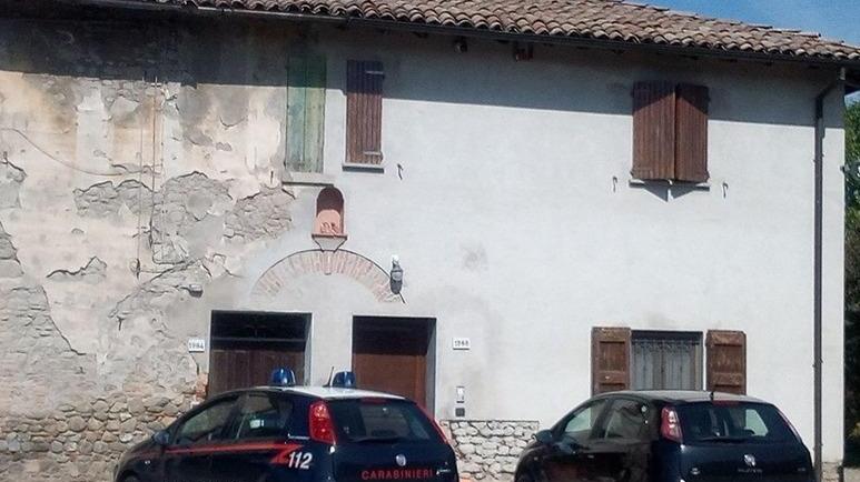 Vignola. Buttata a terra, chiusa in una stanza e rapinata