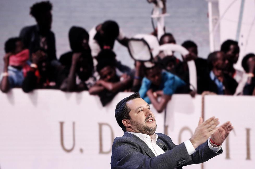 Reggio Emilia: risarcito da Salvini per il G8, devolve i soldi a una nave pro migranti 