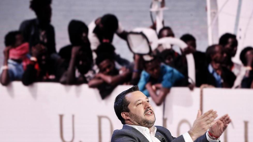 Reggio Emilia: risarcito da Salvini per il G8, devolve i soldi a una nave pro migranti