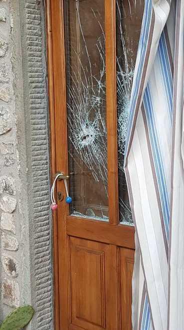 Porte e finestre sfondate per entrare in una casa nel paese di Livizzano 