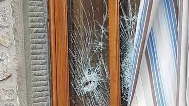 Porte e finestre sfondate per entrare in una casa nel paese di Livizzano