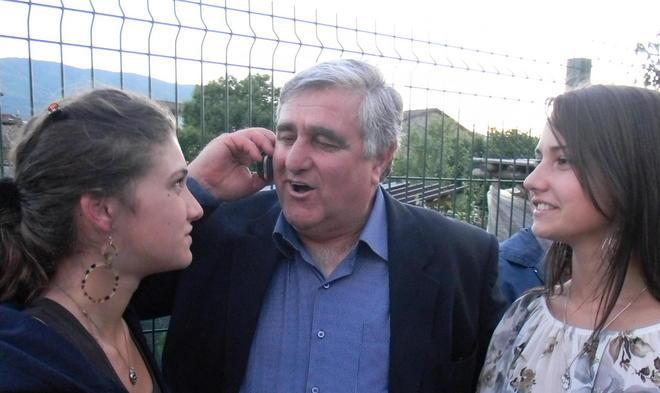 Il sindaco operaio installa le grondaie