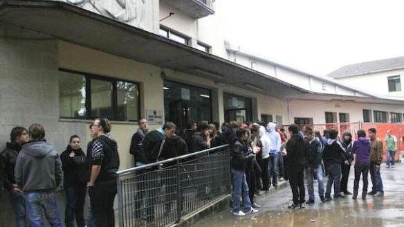 Macchinette divelte e porte sfondate per rubare 70 euro