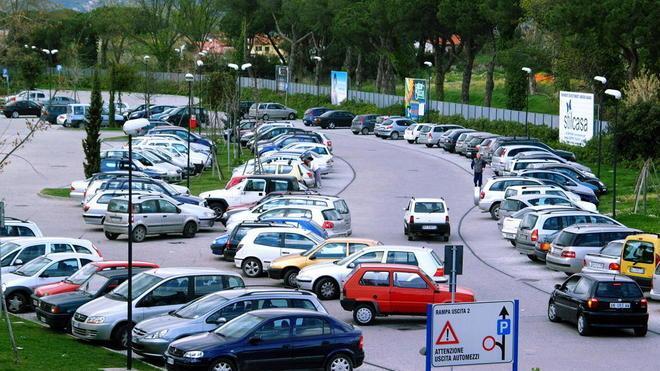 Sosta a pagamento all’ospedale per allontanare gli abusivi