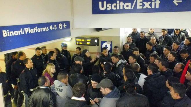 Tensione alla stazione fra tunisini e polizia. Tre contusi