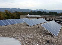 Pannelli solari sulla palestra e sui tetti di due scuole 