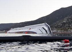 Le prime parole di Schettino: «Ho fatto un guaio» La nave continua lentamente a muoversi 