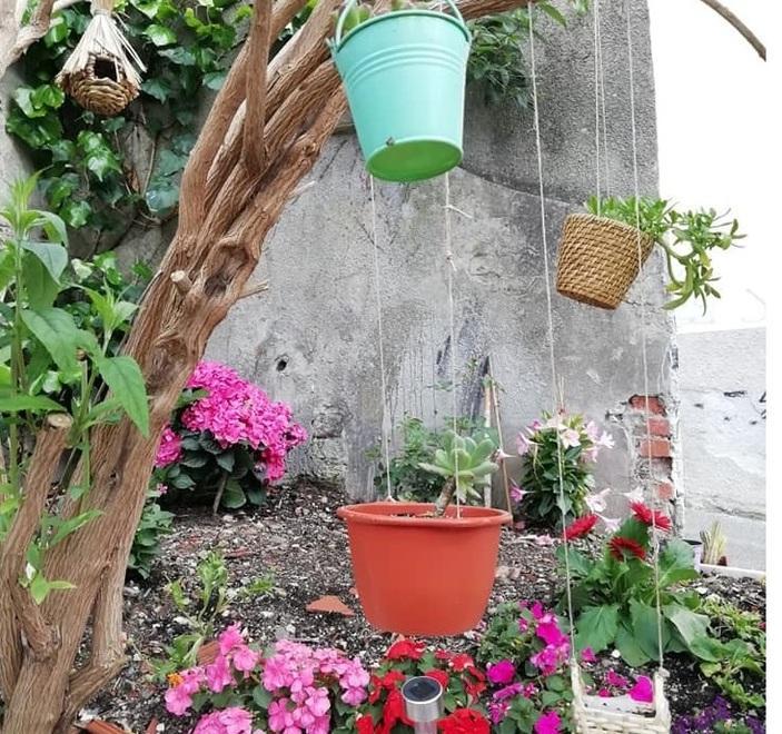 Secchi colorati e zero erbacce la campagna “adotta un vicolo”