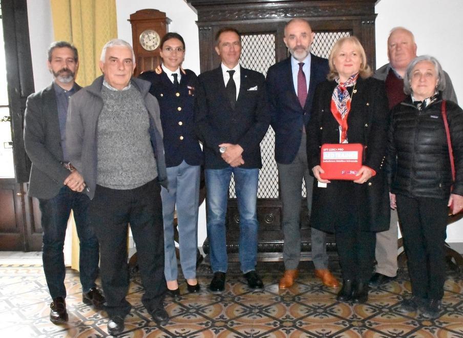 Due kit alla questura per formare i poliziotti all’uso del defibrillatore