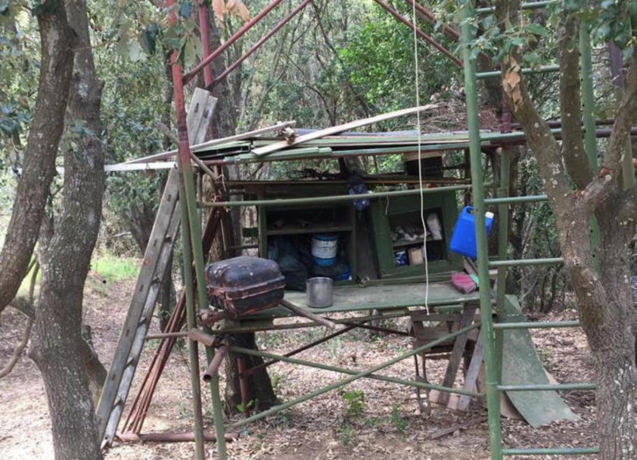 Cartelli turistici rovinati e materiale ammassato 