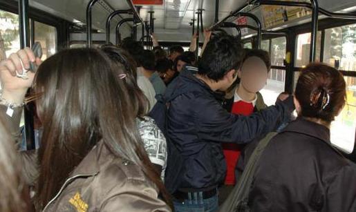 Il bus frena, si fa male e rinuncia al suo lavoro «Va risarcita di più»