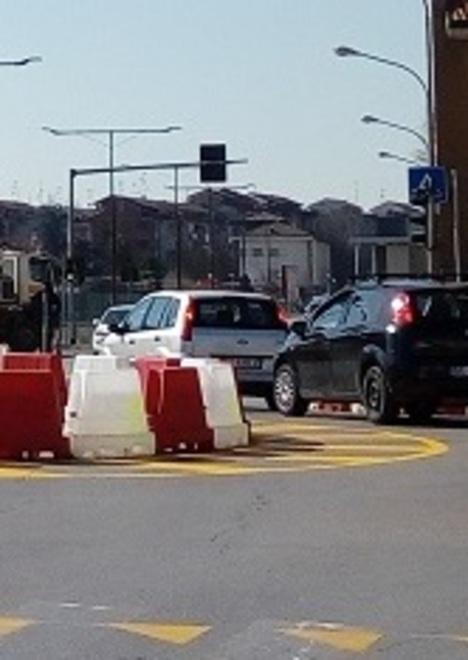 Ciclista urtato da un’auto sulla nuova rotatoria