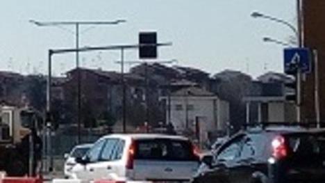 Ciclista urtato da un’auto sulla nuova rotatoria