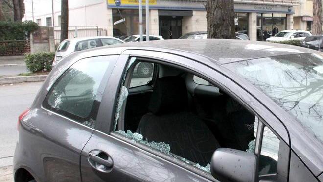 Furti in serie sulle auto parcheggiate alla stazione