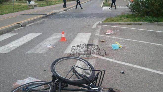 Contro un’auto dopo aver rubato una bicicletta