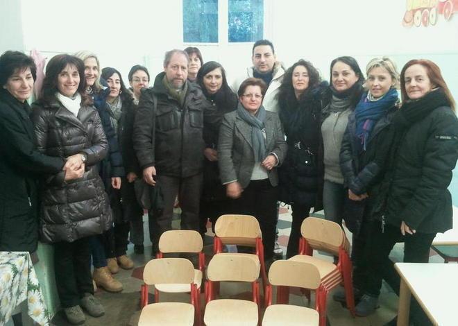Sedie e banchi nuovi al Garibaldi
