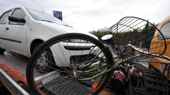 Ciclista tamponato da un’auto