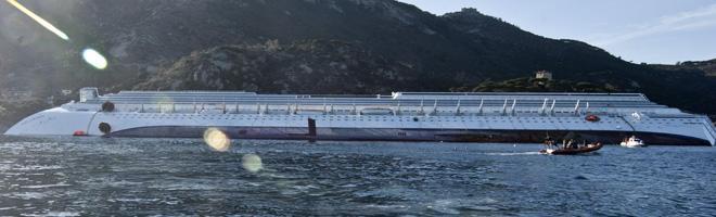  Le prime parole di Schettino: «Ho fatto un guaio» La nave continua lentamente a muoversi 