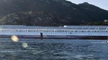 Le prime parole di Schettino: «Ho fatto un guaio» La nave continua lentamente a muoversi
