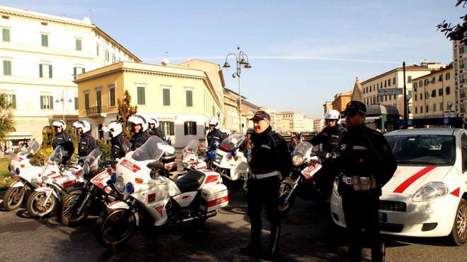 Un minuto di silenzio per il vigile urbano ucciso a Milano