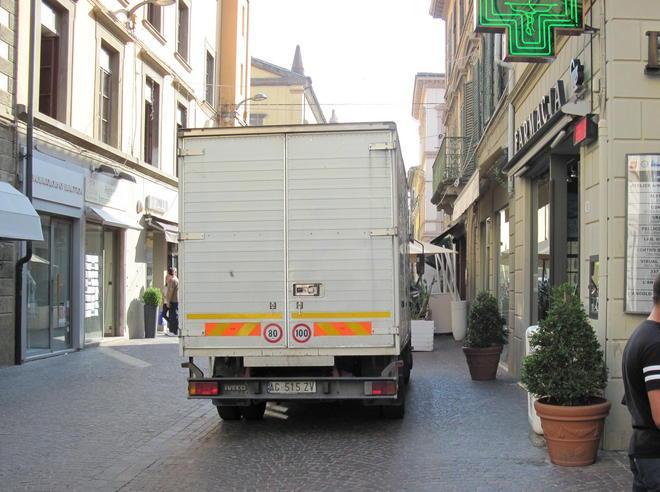 Si fingevano corrieri e rubavano la merce 