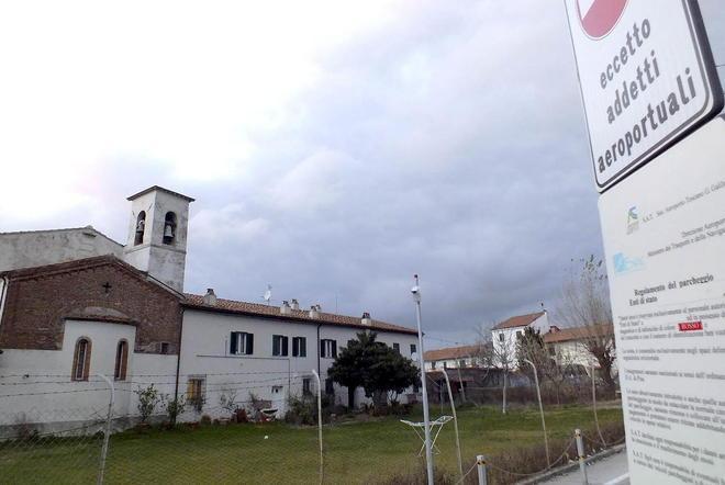 Il compattatore dei rifiuti è accanto alla chiesa