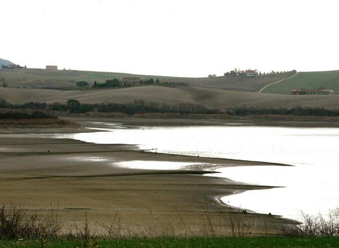 Il livello del lago di Santa Luce ai minimi storici per la siccità 