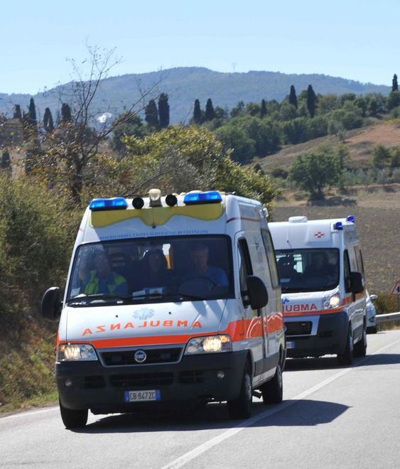 Minaccia i familiari perché non vuol curarsi 