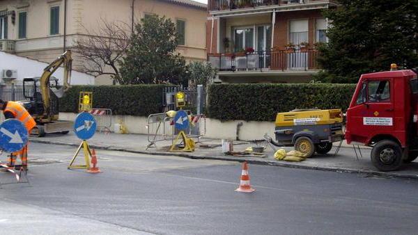 Strada asfaltata e subito si riscava