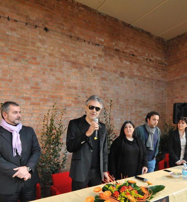 Bocelli incanta i bimbi insegnando lirica 