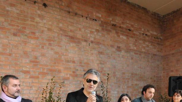 Bocelli incanta i bimbi insegnando lirica
