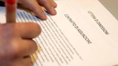 Uno su 3 firma il contratto e le dimissioni in bianco