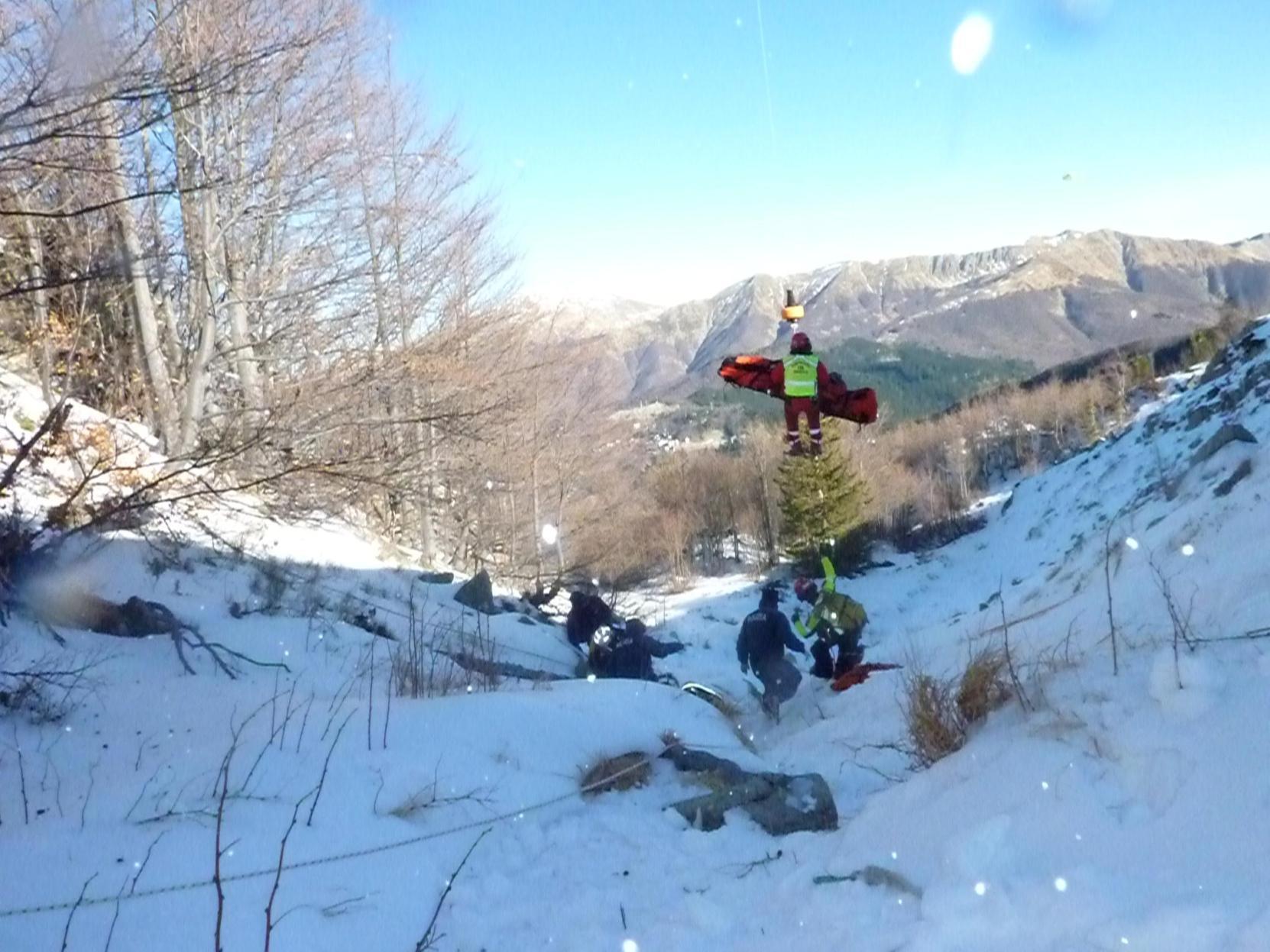 Fuori pista all’Abetone per soccorrere il figlio, gravissimi 