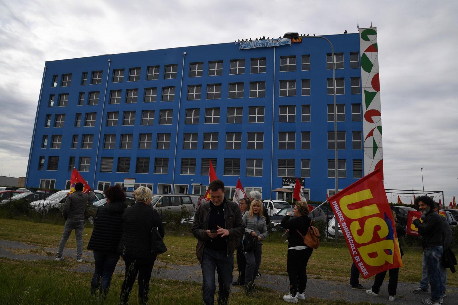 Il palazzo a Pontedera sul cui tetto sono saliti gli operai della Piaggio