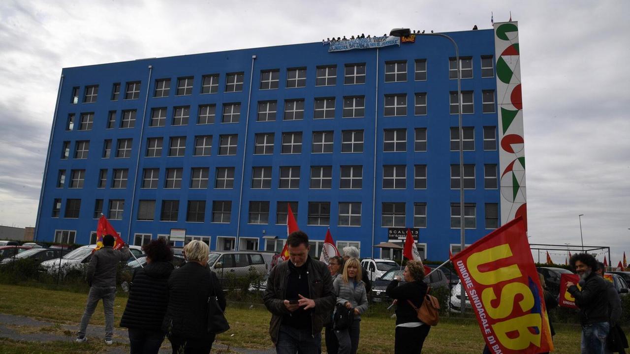 Il palazzo a Pontedera sul cui tetto sono saliti gli operai della Piaggio
