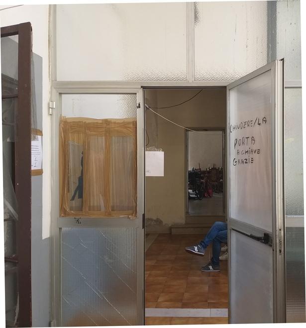 Negli uffici dell’ex caserma diventati rifugio tra pupazzi, panni stesi e le regole degli ultimi