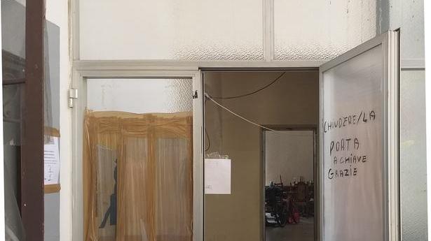 Negli uffici dell’ex caserma diventati rifugio tra pupazzi, panni stesi e le regole degli ultimi