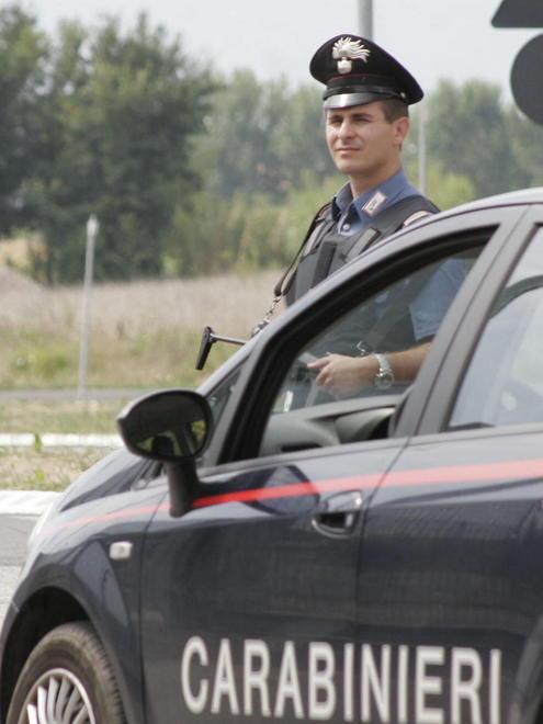 Si fingono guardie e rubano i soldi 