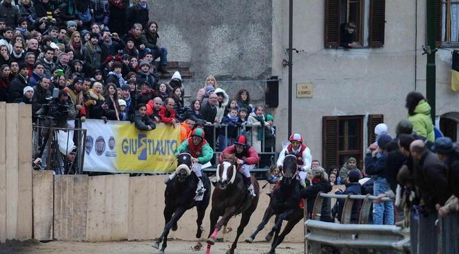 Il grande giorno del Palio Contrade tutte ammesse 
