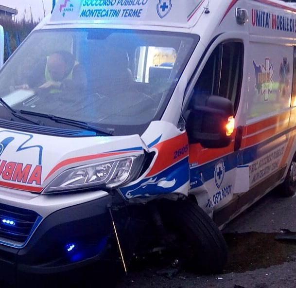 L'ambulanza del Soccorso pubblico dopo l'incidente