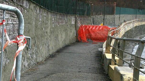 Lungomare, slittano i lavori per riparare la voragine di 5 metri