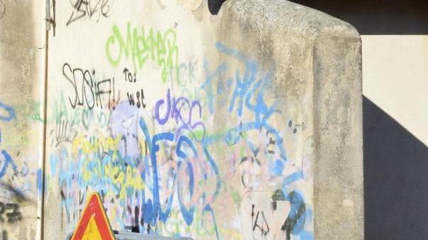 Nonostante l’appello le vecchie transenne restano al loro posto
