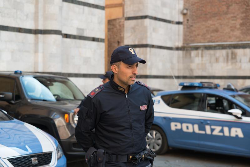 Nuda alla finestra col fidanzato davanti agli studenti: denunciata. Lei si difende 