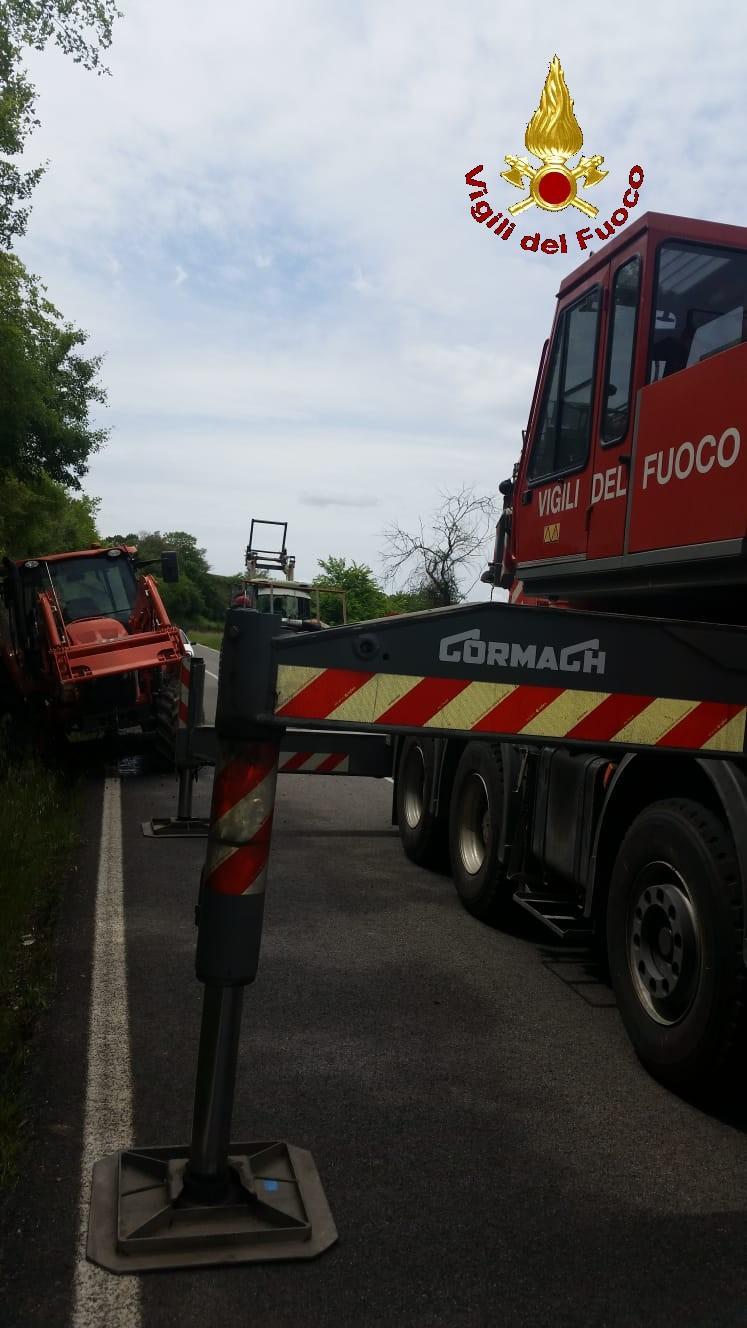 Il trattore finito in banchina (foto Vvff)