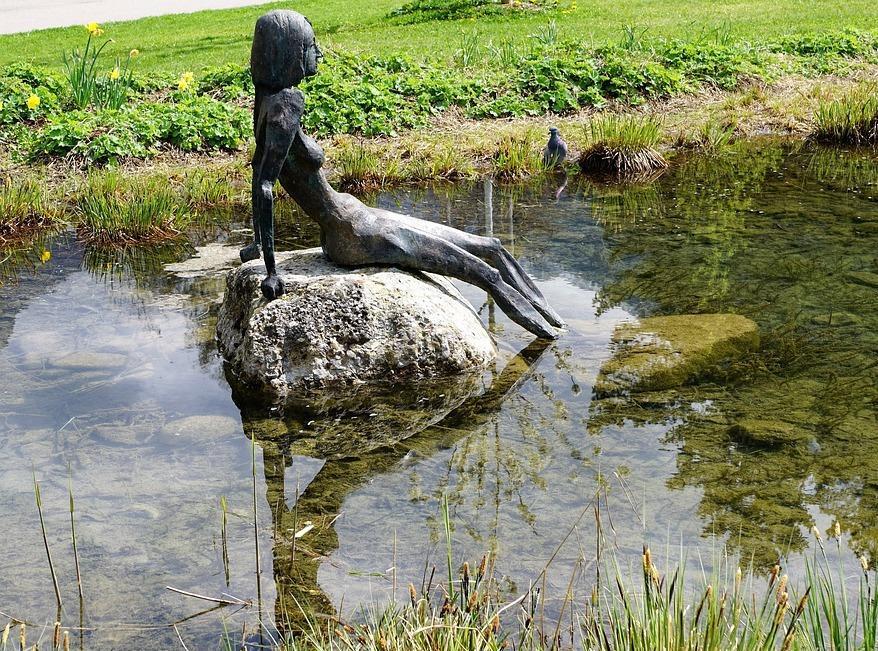 Una scultura dedicata al contrasto dell’anoressia