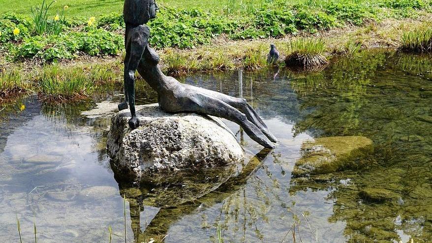 Una scultura dedicata al contrasto dell’anoressia